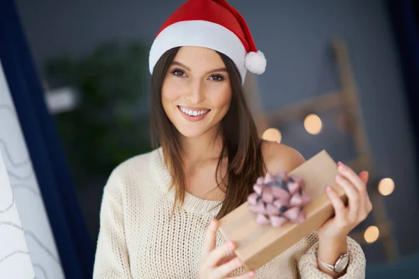 Evde Noel hediyesi olan yetişkin bir kadın. — Stok fotoğraf