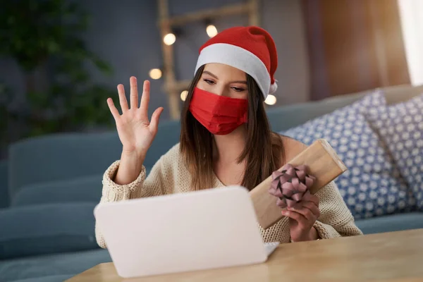 Erwachsene Frau feiert Weihnachten zu Hause und telefoniert mit Freunden — Stockfoto