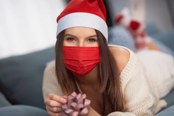 크리스마스 선물을 집에 둔 성인 여성 — 스톡 사진
