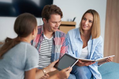 Kampüste birlikte çalışan bir grup öğrenci.