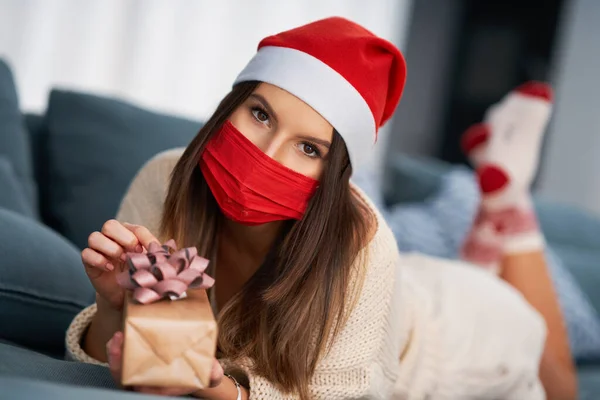 Erwachsene Frau mit Weihnachtsgeschenk zu Hause — Stockfoto