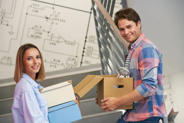 Een paar studenten ontspannen op de campus — Stockfoto