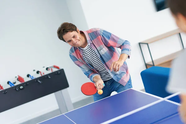 Skupina studentů hrajících stolní tenis v areálu školy — Stock fotografie