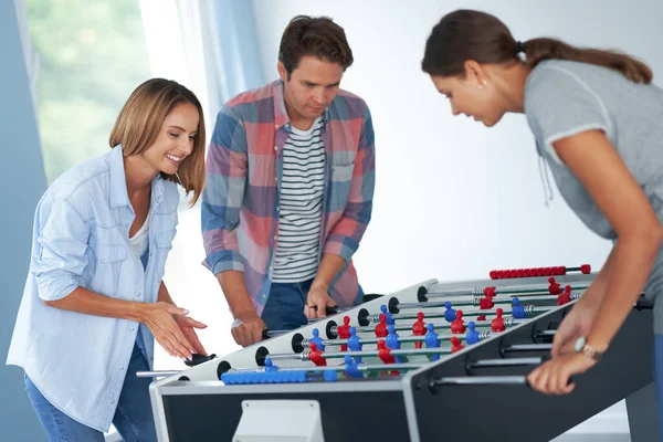 Studentengruppe spielt Tischkicker auf dem Campus — Stockfoto