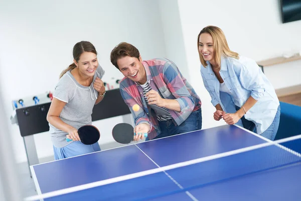 캠퍼스내에서 테이블 테니스를 하고 있는 학생들 — 스톡 사진