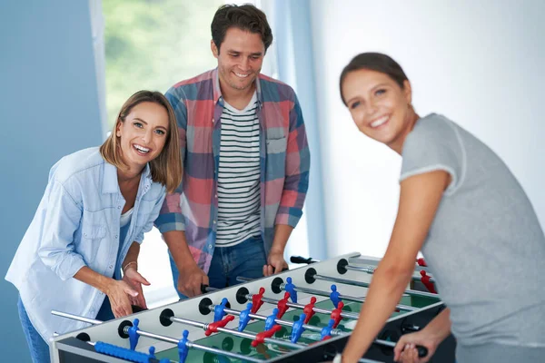 Grupo de estudantes jogando futebol de mesa no campus — Fotografia de Stock