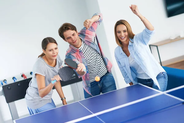 Skupina studentů hrajících stolní tenis v areálu školy — Stock fotografie