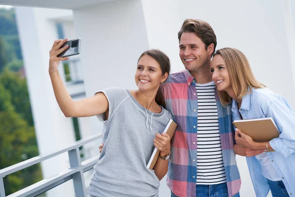 Group of students using smartphone in the campus — Stock Photo, Image