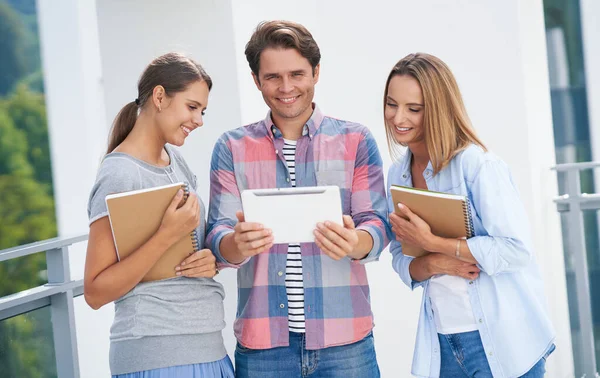 Gruppe von Studenten, die gemeinsam auf dem Campus lernen — Stockfoto