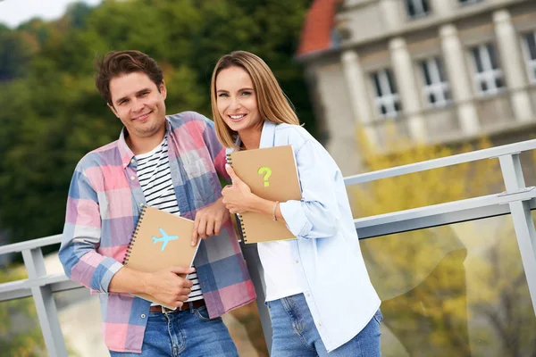 Couple of students standing together in the campus — Stock Photo, Image