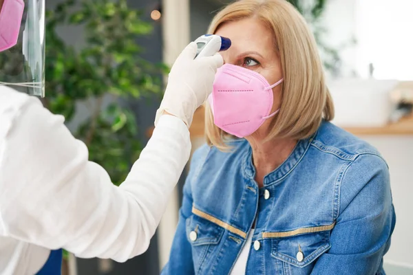 La signora anziana indossa una maschera nel salone di manicure — Foto Stock