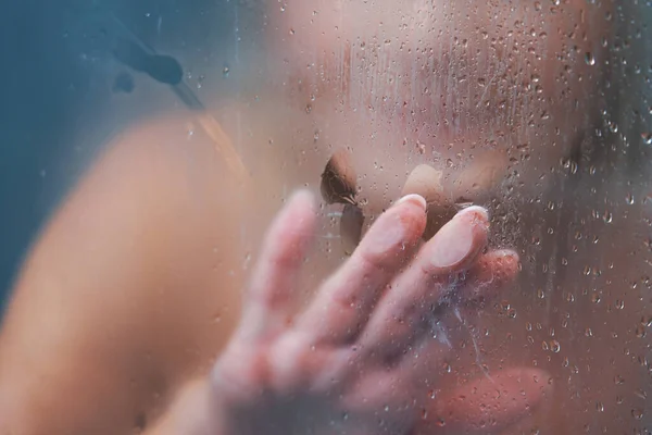 Seniorin duscht zu Hause — Stockfoto