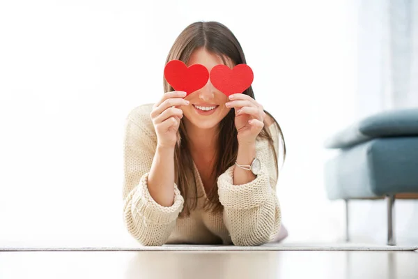 Junge sexy Frau entspannt zu Hause hält Herzen — Stockfoto