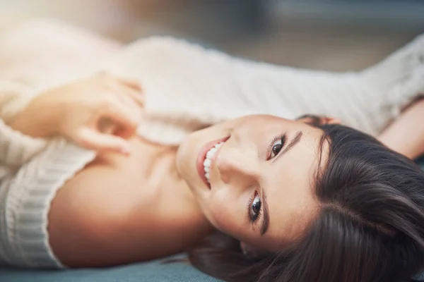 Jovem mulher sexy relaxante em casa — Fotografia de Stock