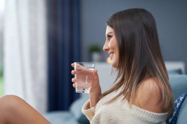 Genç seksi kadın evde dinleniyor.