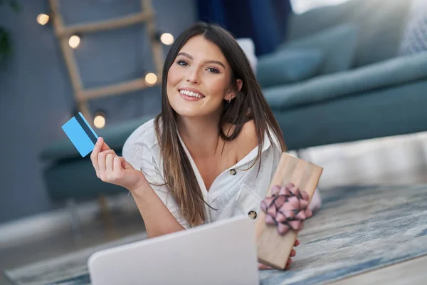 Mooie vrouw winkelen online met credit card thuis — Stockfoto