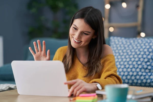 Jonge vrouw met computer thuis — Stockfoto