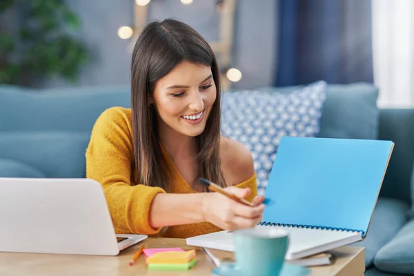 Jonge vrouw die thuis tablet gebruikt — Stockfoto