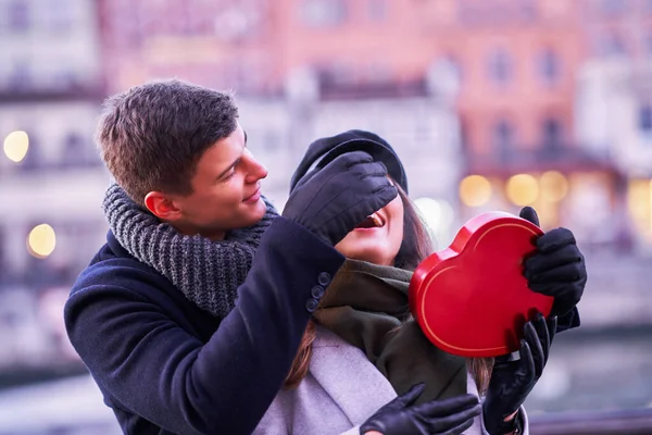 Счастливая пара празднует День Святого Валентина в масках во время пандемии ковид-19 — стоковое фото