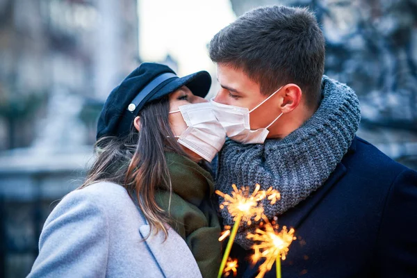 Felice coppia che celebra San Valentino in maschera durante covid-19 pandemia — Foto Stock