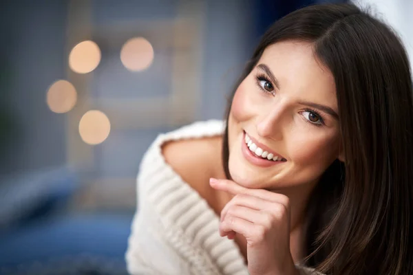 Jovem mulher sexy relaxante em casa — Fotografia de Stock