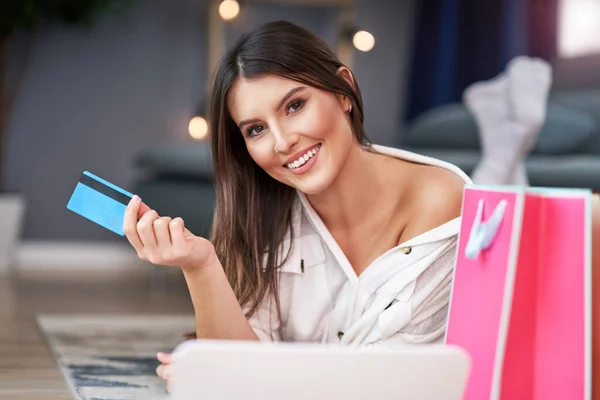 Mujer bonita de compras en línea con tarjeta de crédito en casa — Foto de Stock