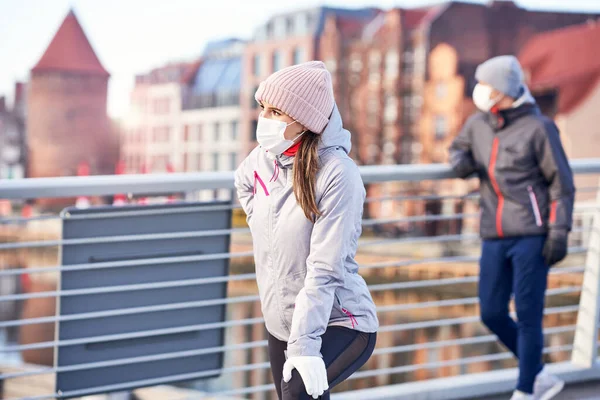 Coppia adulta che fa jogging in città in maschera durante l'isolamento — Foto Stock