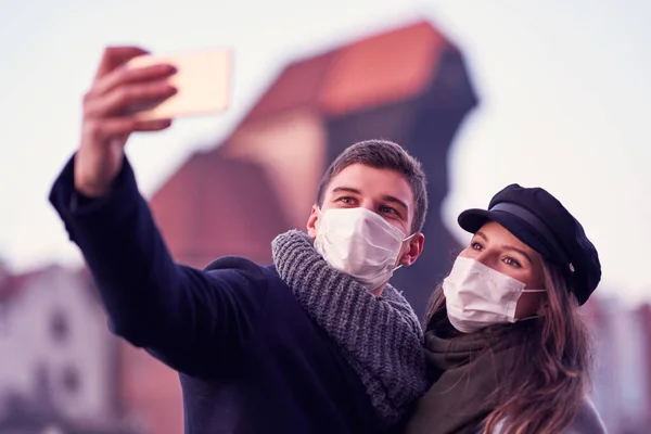 Šťastný pár slaví Valentýna v maskách během covid-19 pandemie — Stock fotografie