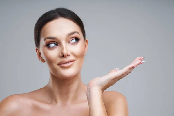 Retrato de mujer hermosa sobre fondo gris — Foto de Stock