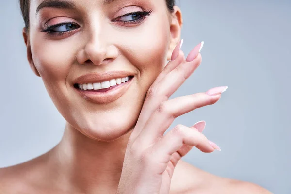 Porträt der schönen Frau auf grauem Hintergrund — Stockfoto