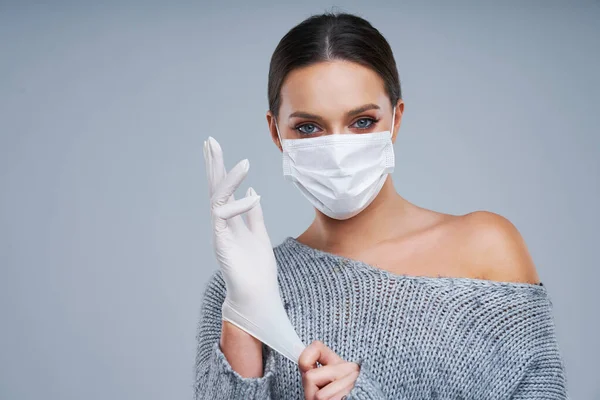 Portrait de belle femme en masque sur fond gris — Photo