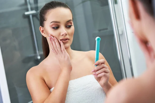 Mujer mirando a la reflexión en el espejo después de la ducha —  Fotos de Stock