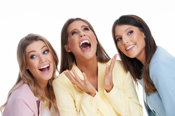 Tres mujeres en trajes pastel posando sobre fondo blanco — Foto de Stock