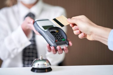 Otelde çalışan resepsiyonist.