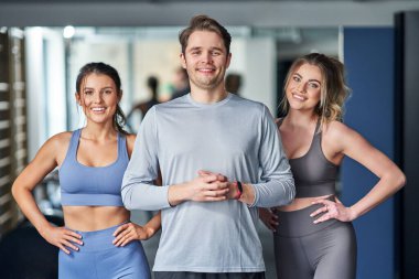 Spor salonunda çalışan bir grup insan.