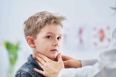 Küçük çocuk pediyatrist tarafından muayene ediliyor.