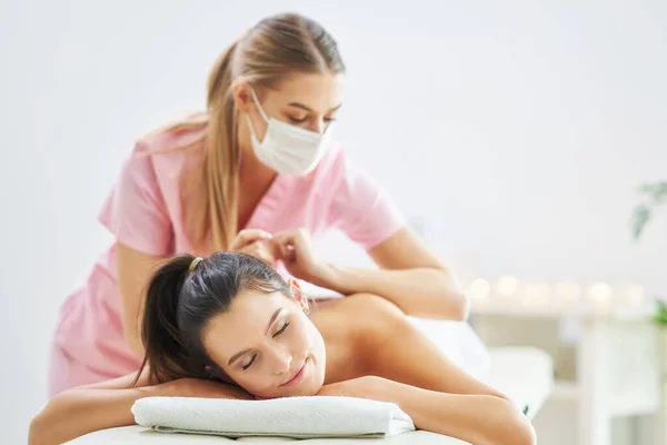 Взрослая женщина во время расслабляющего массажа в спа — стоковое фото