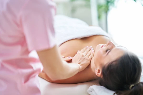 Erwachsene Frau während einer entspannenden Massage im Wellnessbereich — Stockfoto