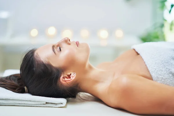 Доросла жінка під час розслабляючого масажу в спа — стокове фото