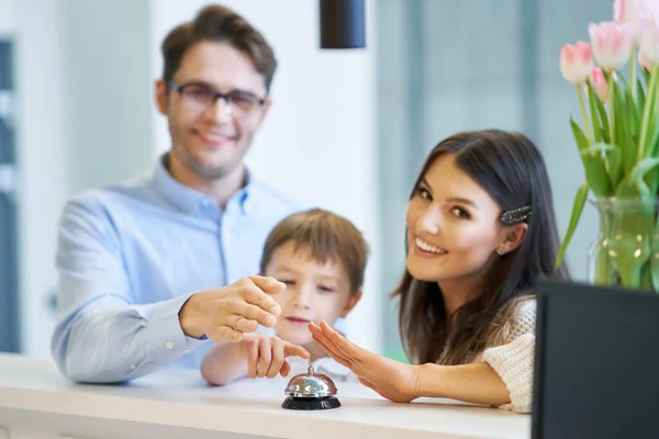 Bild av familjekontroll på hotellet — Stockfoto