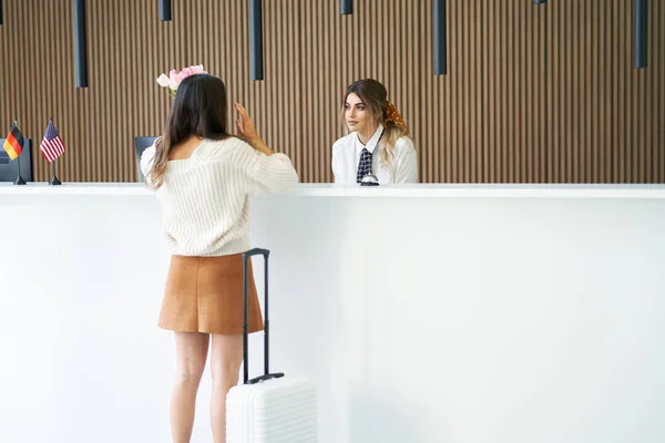 Turista esperando en recepción en el hotel — Foto de Stock