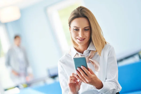 Mujer de negocios adulta usando computadora en la zona de relax de la sala de juegos — Foto de Stock