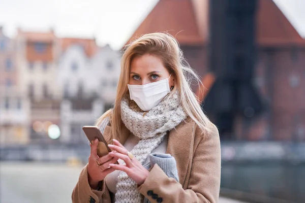 Kvinnan bär ansiktsmask på grund av luftföroreningar eller virus epidemi i staden — Stockfoto