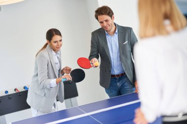 İş adamları ortak ofis alanında dinleniyor