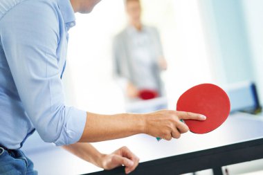 İş adamları ortak ofis alanında dinleniyor