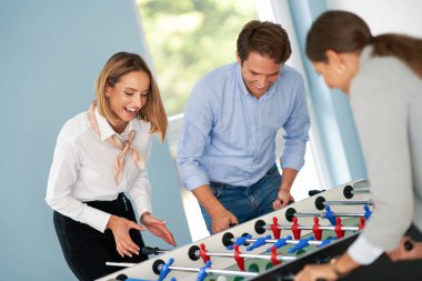 İş adamları ortak ofis alanında dinleniyor