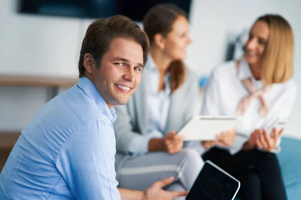 Team van zakenmensen werkt samen — Stockfoto