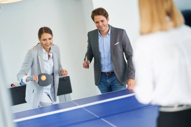 İş adamları ortak ofis alanında dinleniyor