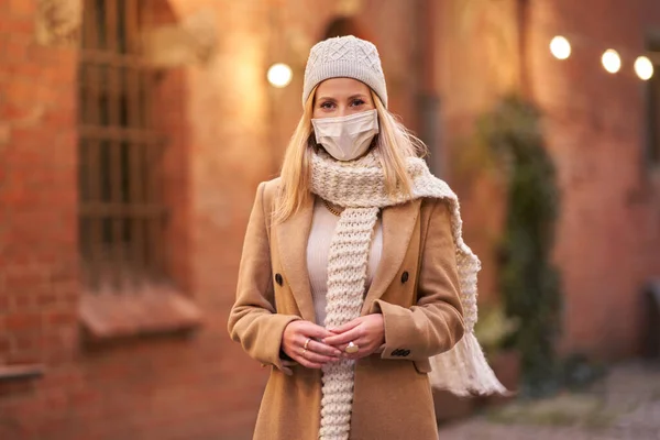 Donna che indossa maschera facciale a causa di inquinamento atmosferico o epidemia di virus in città — Foto Stock