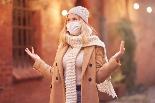 Mulher usando máscara facial por causa da poluição do ar ou epidemia de vírus na cidade — Fotografia de Stock